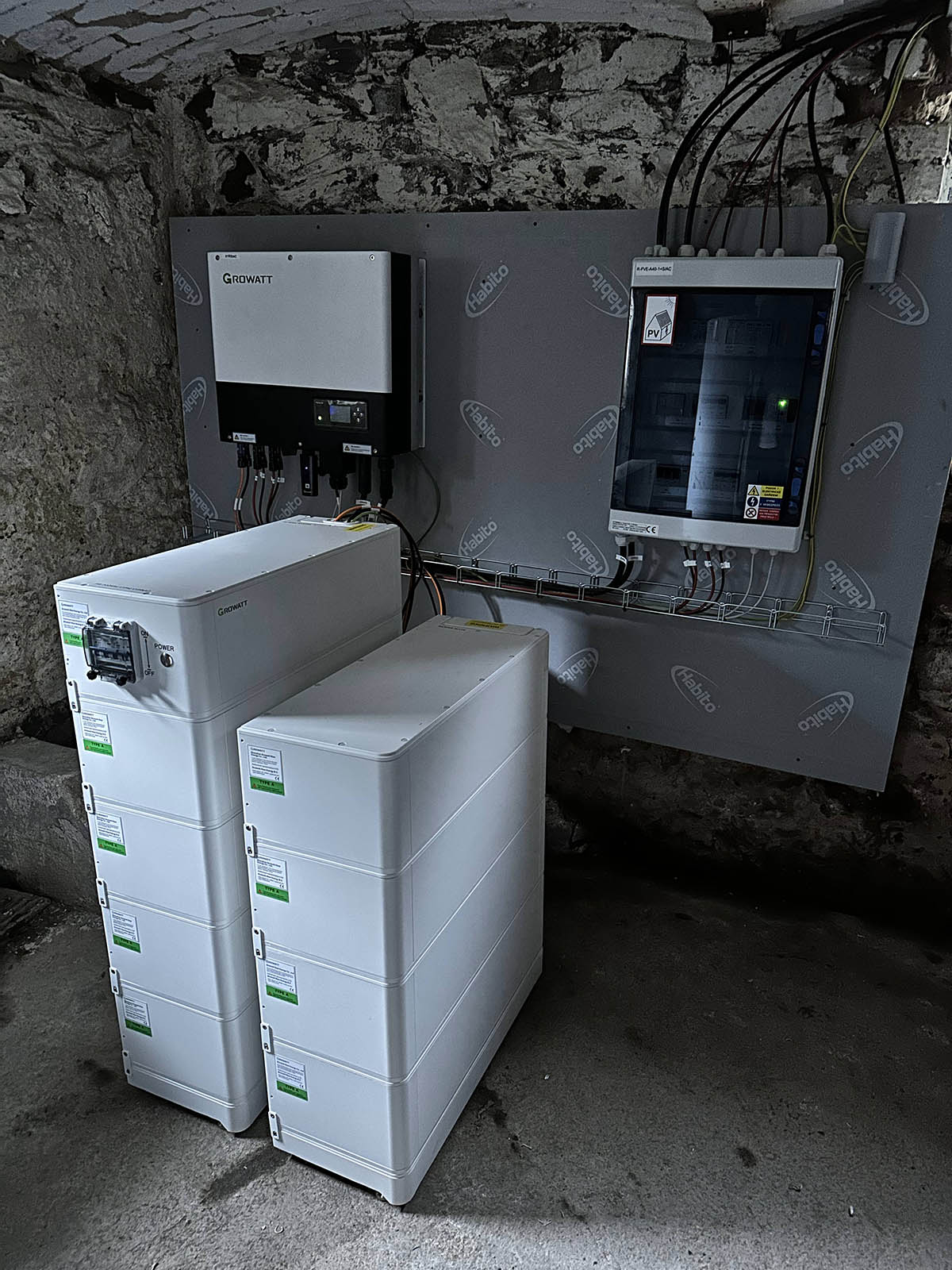 Střídač a&nbsp;baterie k&nbsp;fotovoltaice dodané firmou Solar Brothers