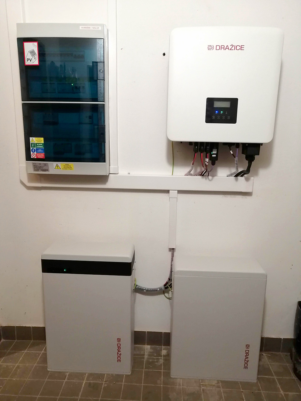 Střídač a&nbsp;baterie k&nbsp;fotovoltaice dodané firmou Solar Brothers